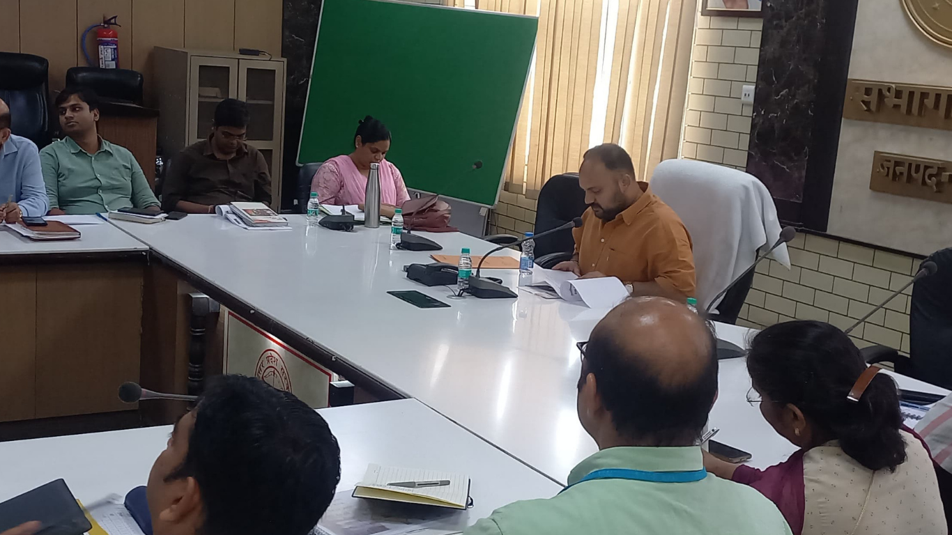 Hapur DM Abhishek Pandey Confronts BSA Over Corruption Claims by Teachers