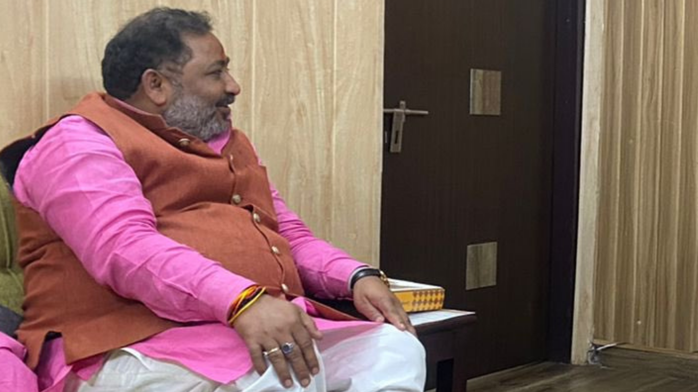 Ballia MLA Rebukes Engineer Over Kathar Nala Bridge Opening